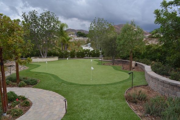 Kennewick Synthetic grass golf green in a landscaped backyard