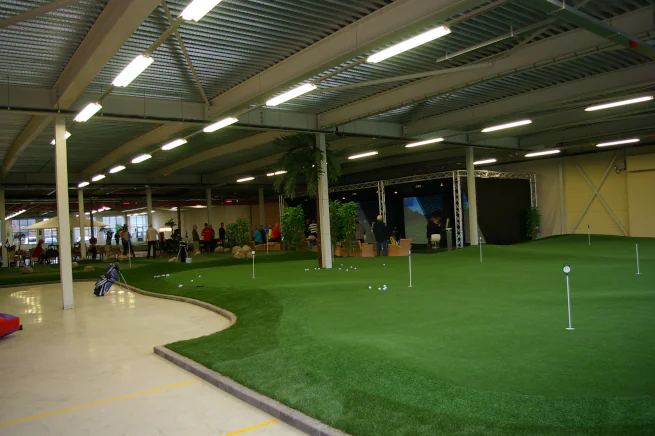 Kennewick Indoor putting green in open commercial space